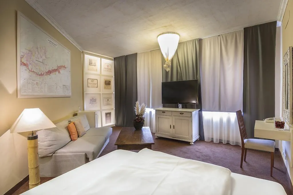 Villa St. Tropez Prague 4*,